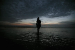 photographie femme mer couchée de soleil