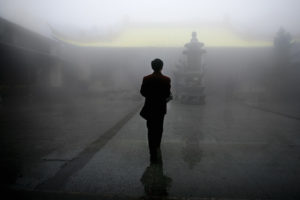 photographie silhouette dans la brume