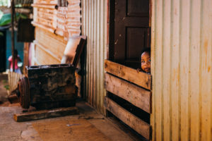 Bébé dans les favelas